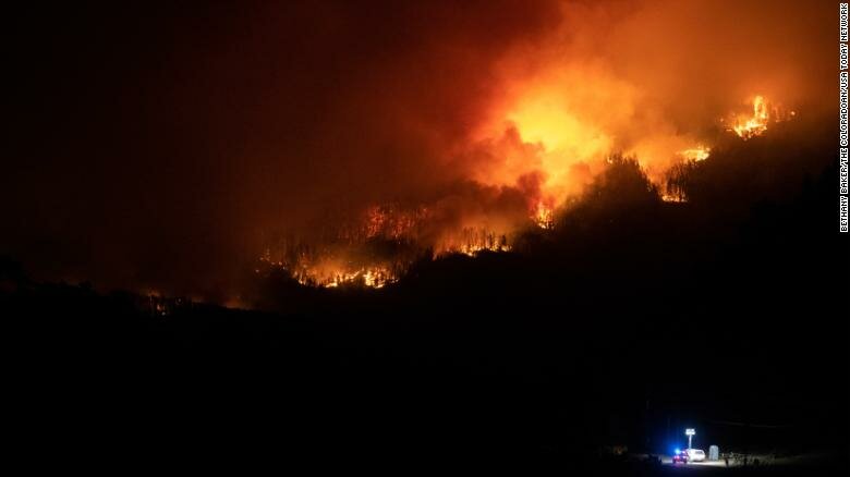 Пламя пожара на пике Камерон, крупнейшего лесного пожара в истории Колорадо