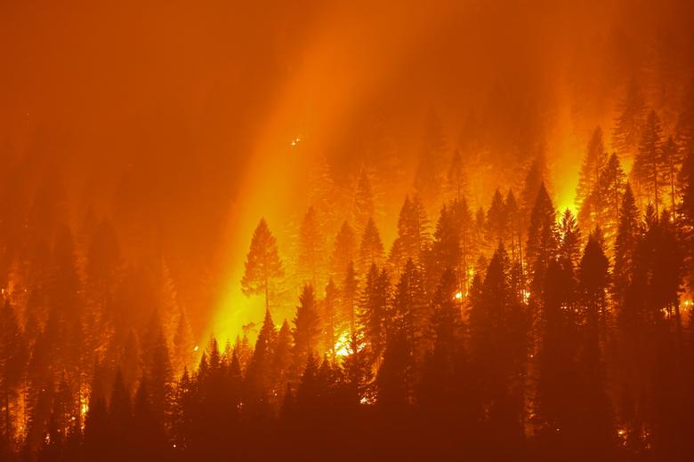 Пожар в Дикси горит ночью в Тейлорсвилле, Калифорния, 27 июля 2021 г.